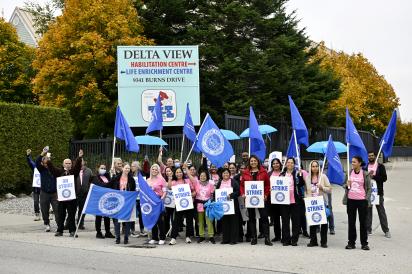 Delta View members on strike with signs and flags